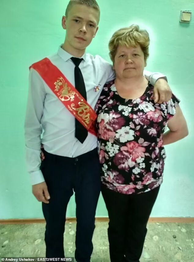 Андрей Ушаков с матерью