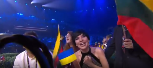 Моника Лю держала в руках флаг Украины.