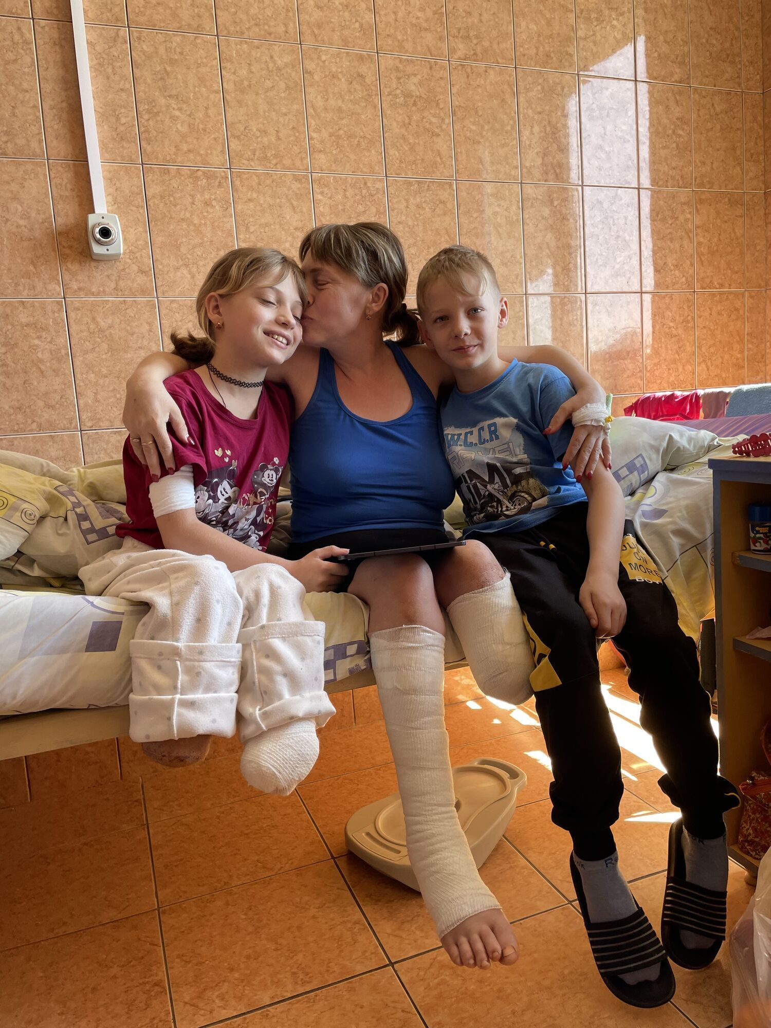 Під час удару по вокзалу в Краматорську мати втратила ногу, а її дочка – обидві.