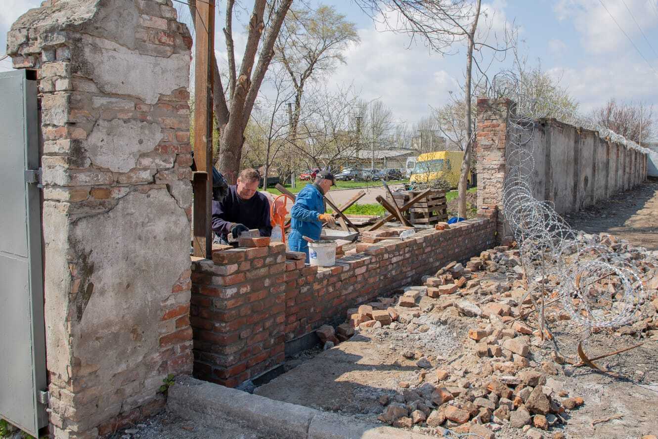 В госпитале отстраивают разрушенные здания