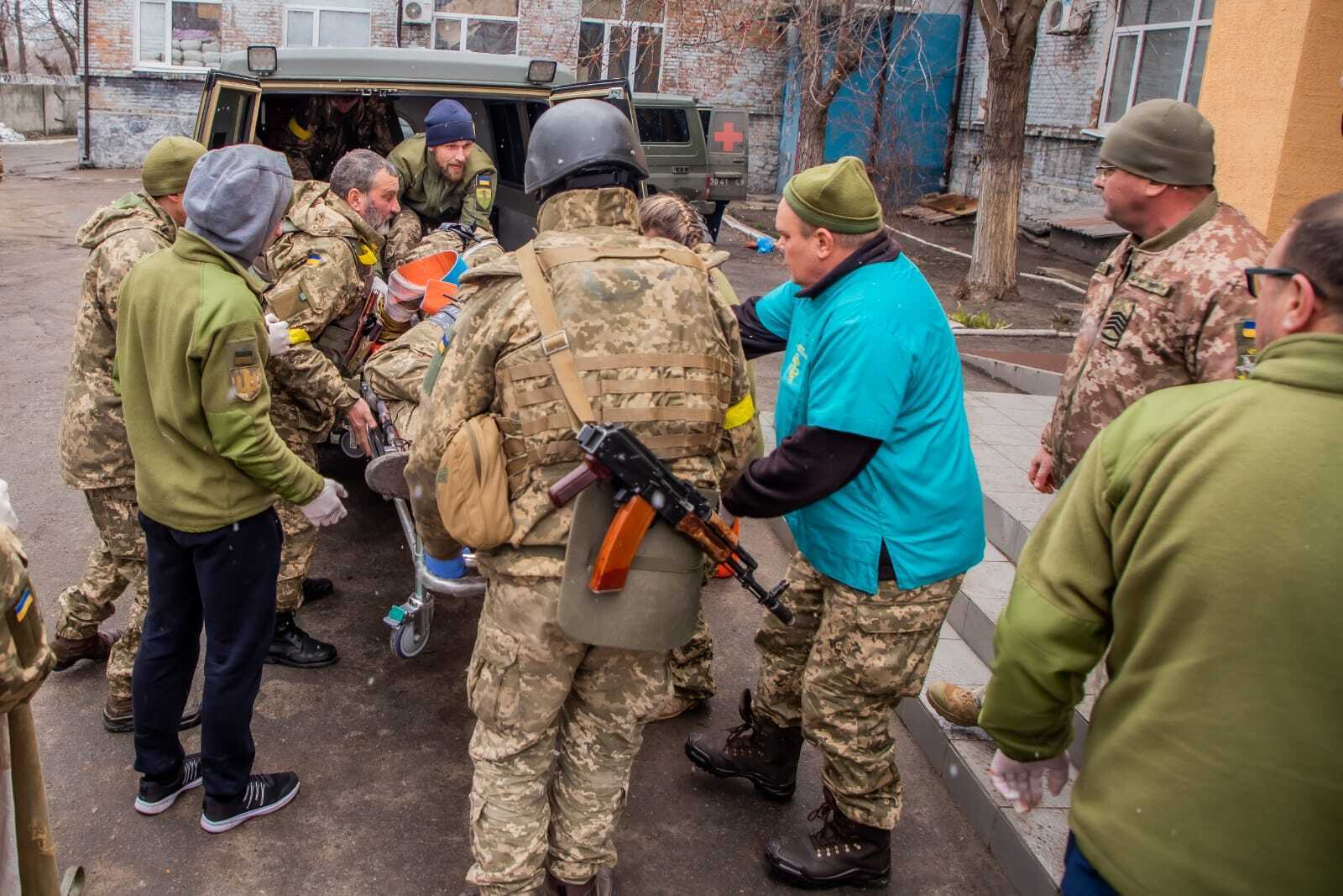 В госпиталь привезли раненого