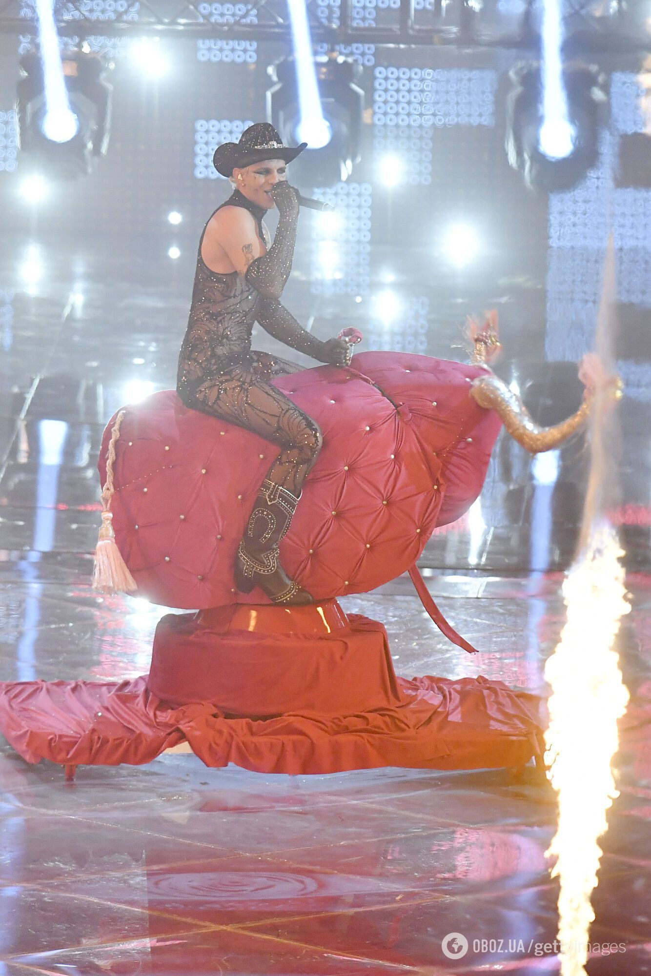 Акилле Лауро оседлал быка на сцене Евровидения-2022.