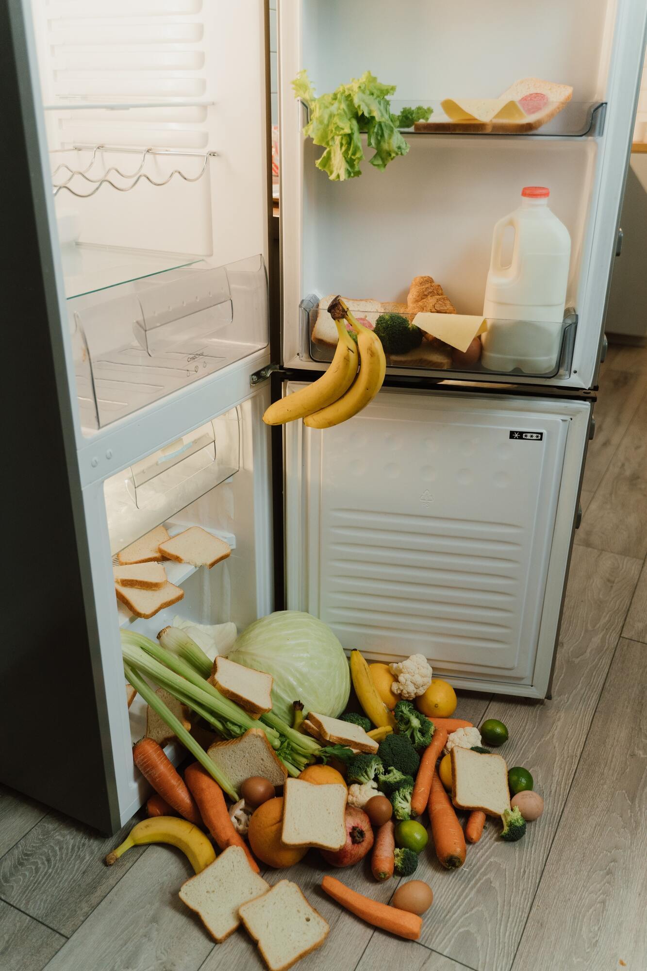 Неприятно пахнет из холодильника: как избавиться от проблемы