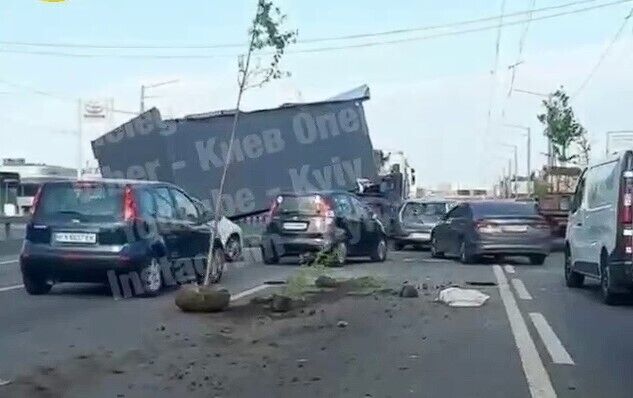 С грузовика на дорогу упал МАФ.