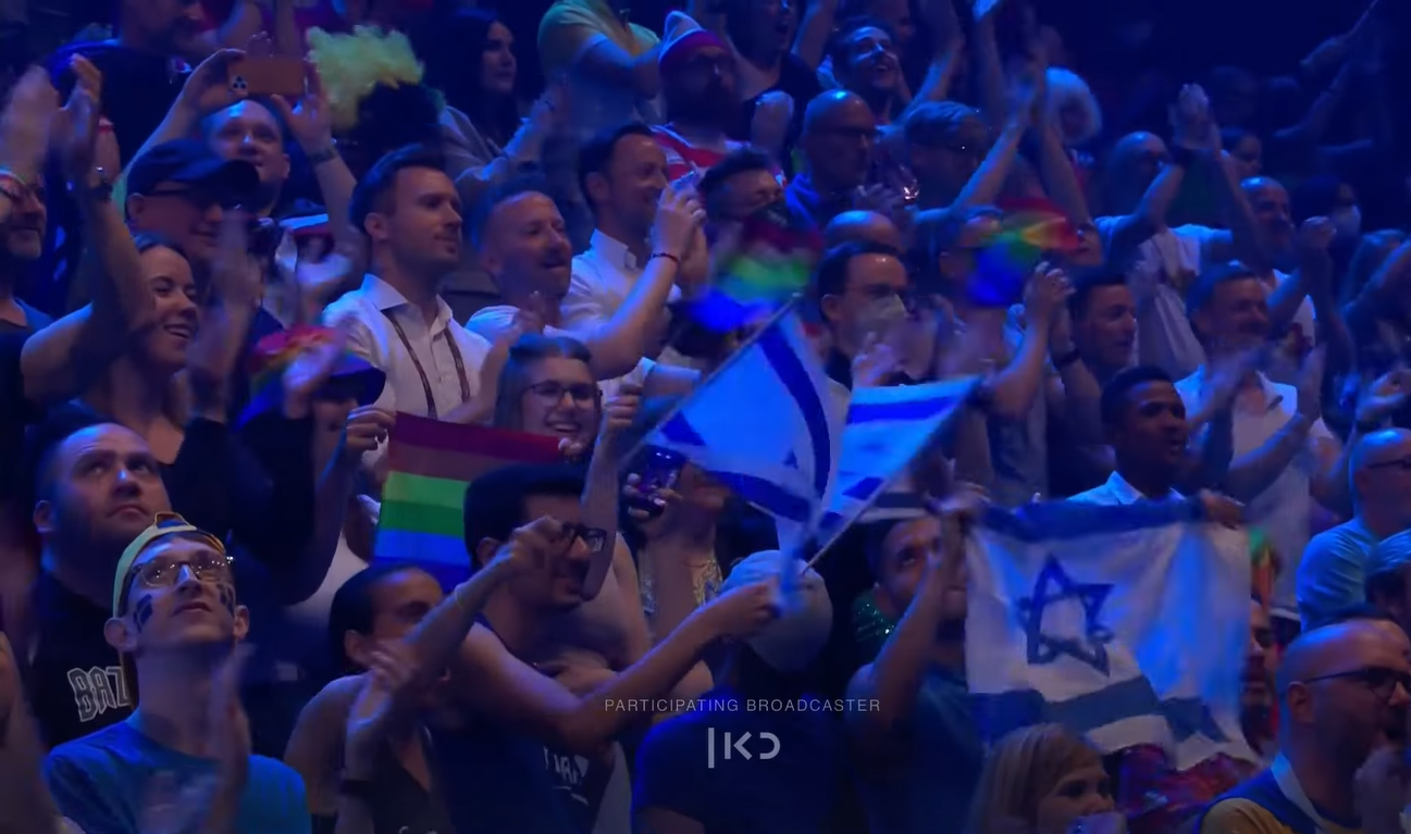 Артистку аплодировали еврофаны с разными флагами