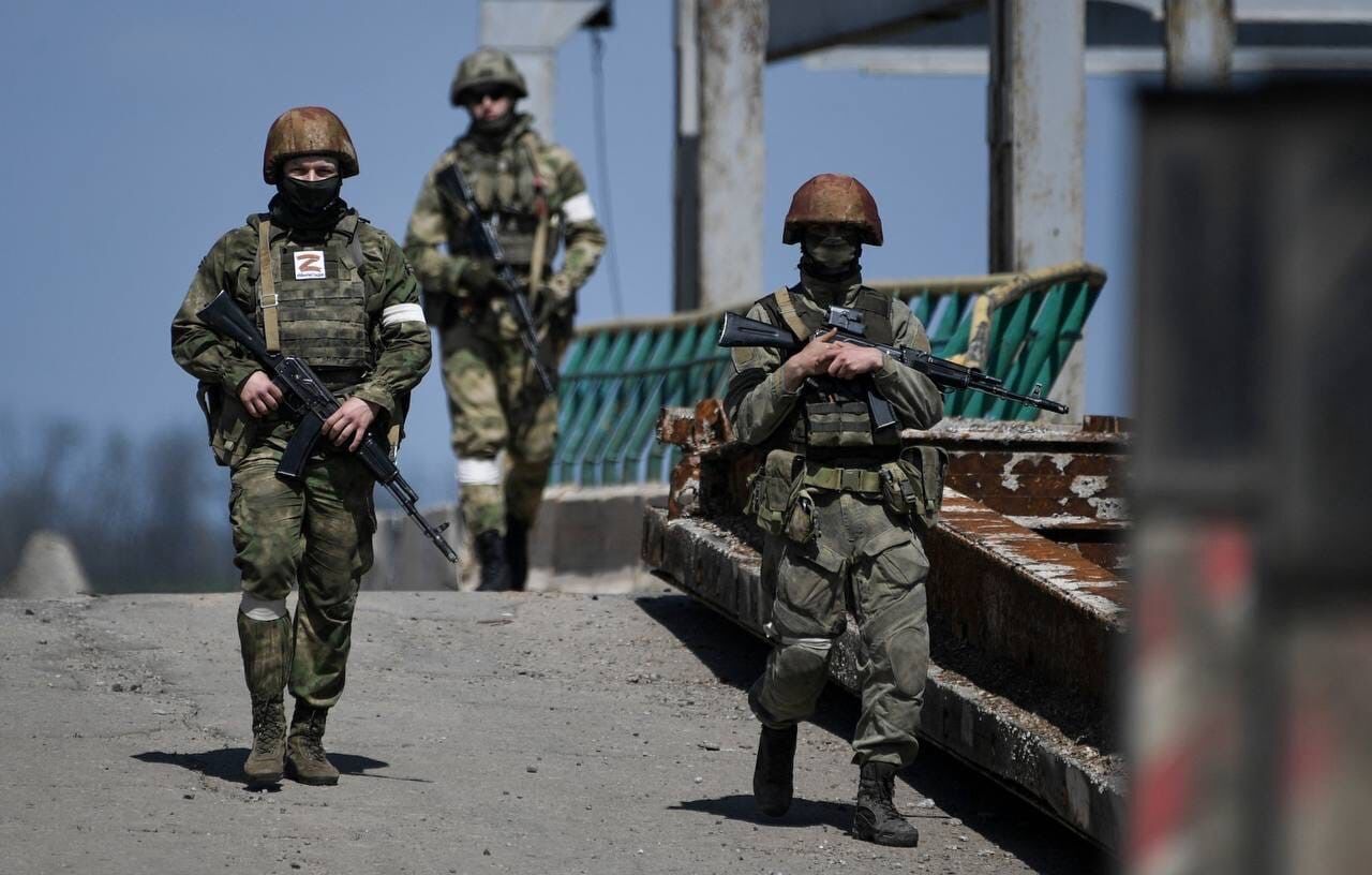 Теперь российские оккупанты охраняют дамбу, через которую днепровская вода незаконно поступает в Крым