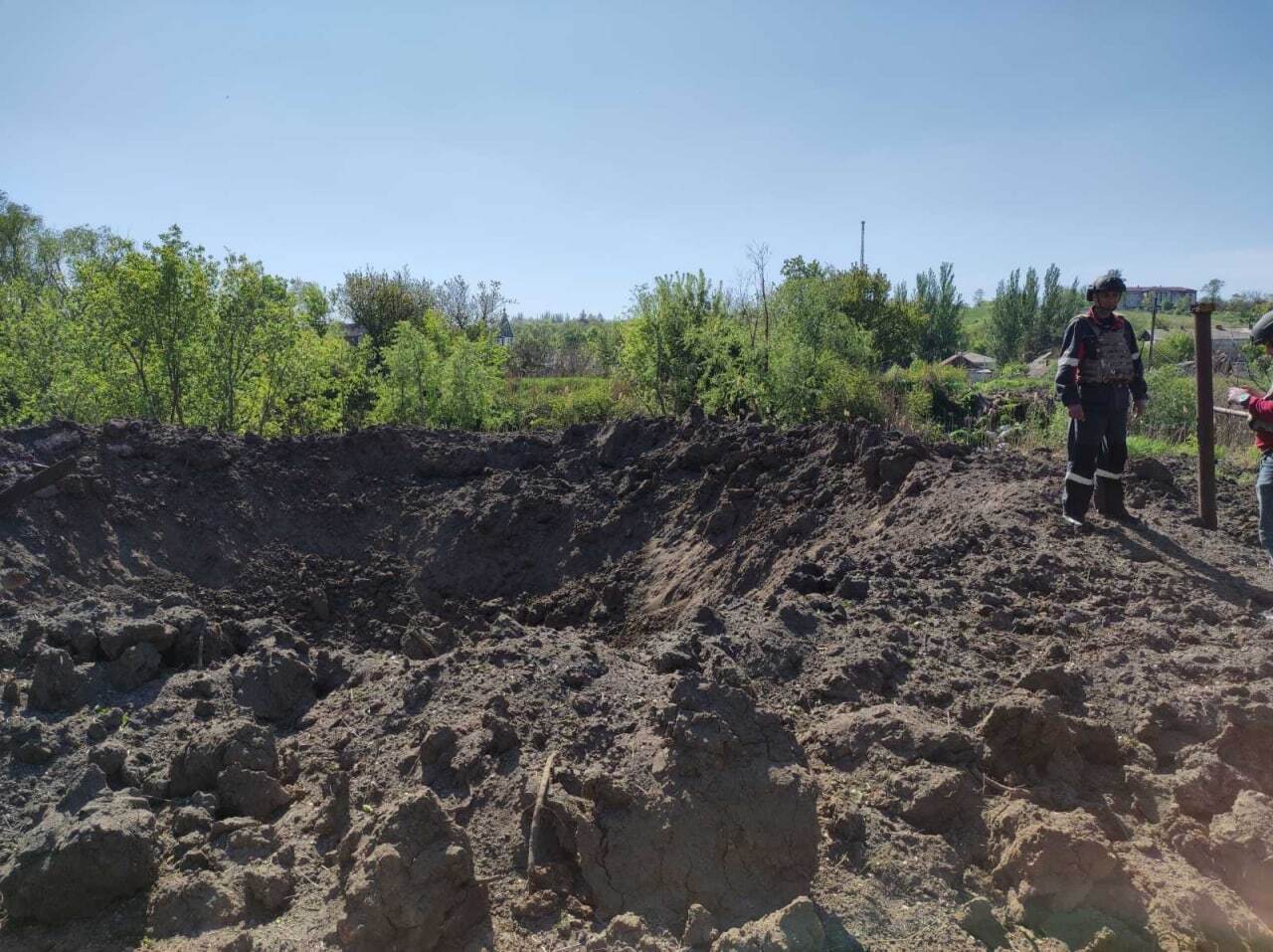 Воронка после разрыва снаряда оккупантов в Донекой области