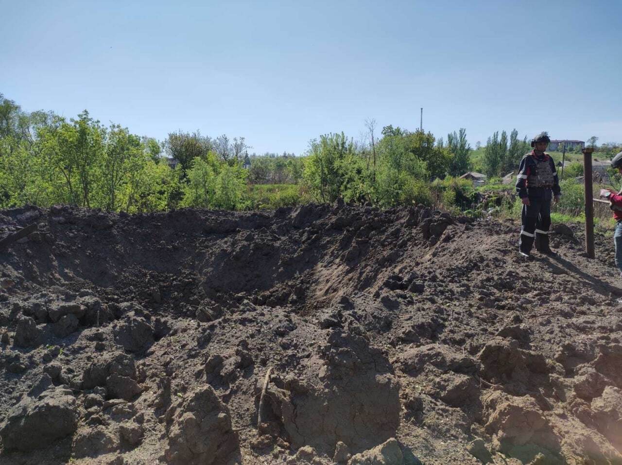 Вирва після розриву снаряда окупантів на Донеччині.