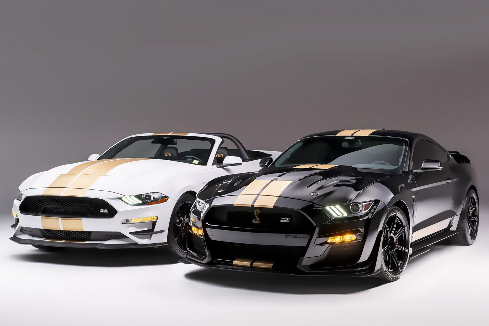Компания Hertz предлагает своим клиентам новые купе и кабриолеты Ford Mustang. Машины подготовлены в особой фирменной "ливрее" компанией Shelby American