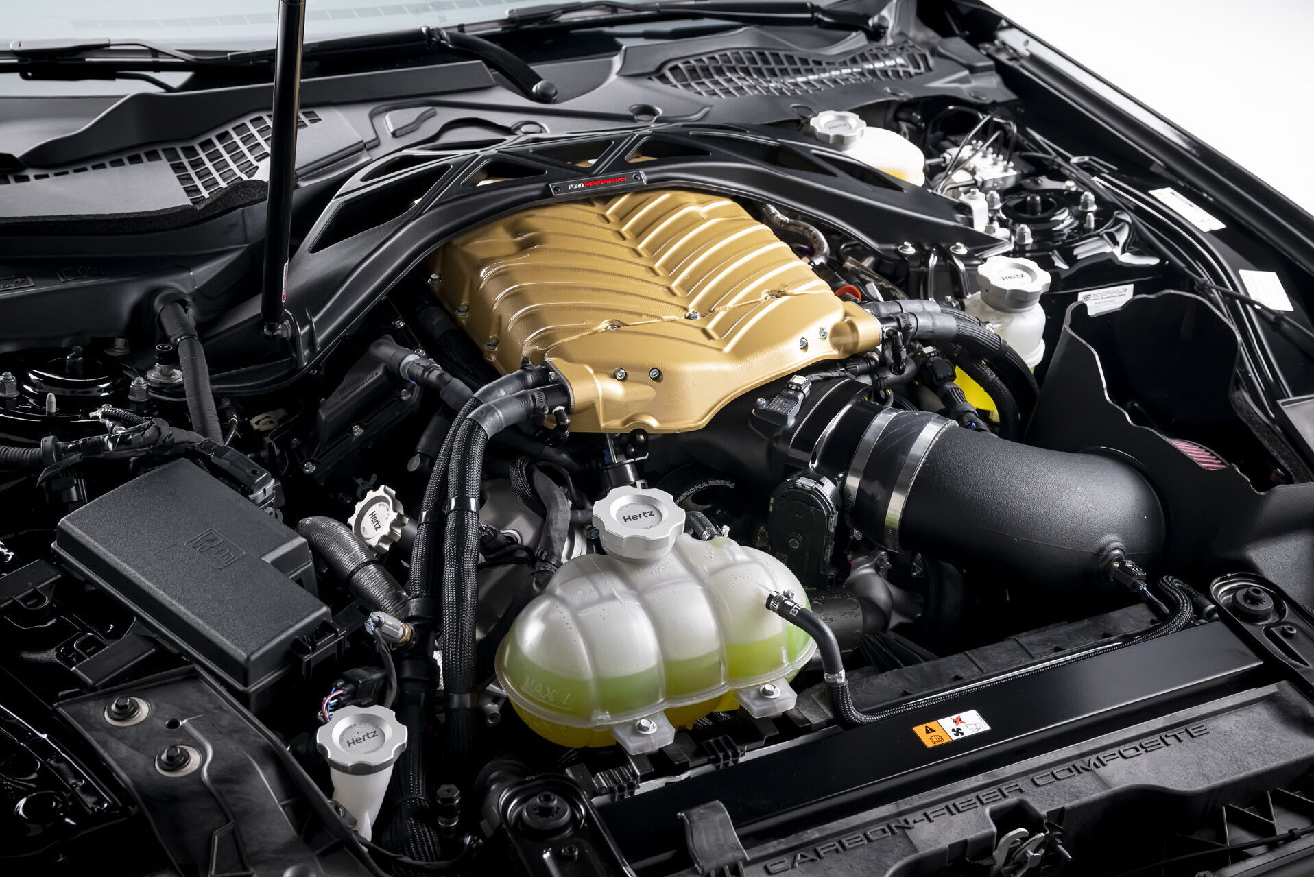 Автомобиль оснащен форсированным 5,2-литровым мотором, мощность которого увеличили с 770 до 912 л.с.