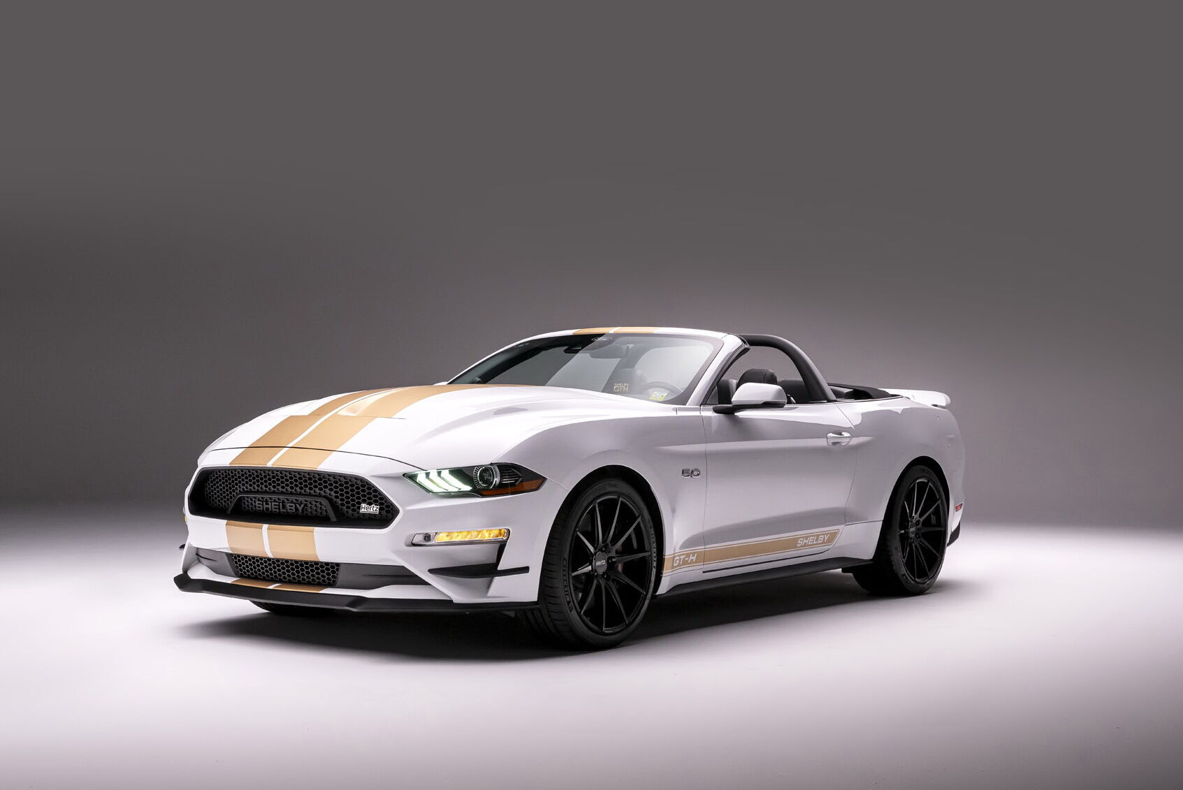 Крім потужного GT500-H, Hertz також запропонує більш скромну версію Shelby GT-H у кузовах фастбек та кабріолет, оснащені 5-літровим V8 потужністю 456 к.с.