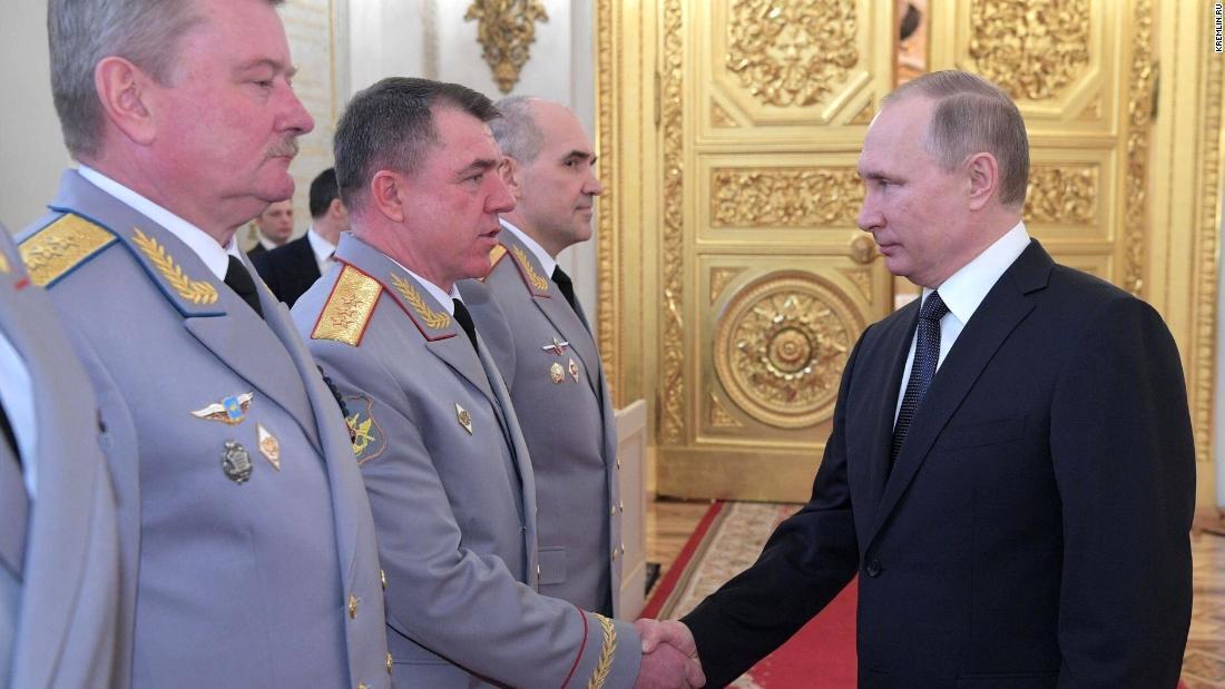 Владимир Путин обменивается рукопожатием с Журавлевым в Кремле, 23 марта 2017 года
