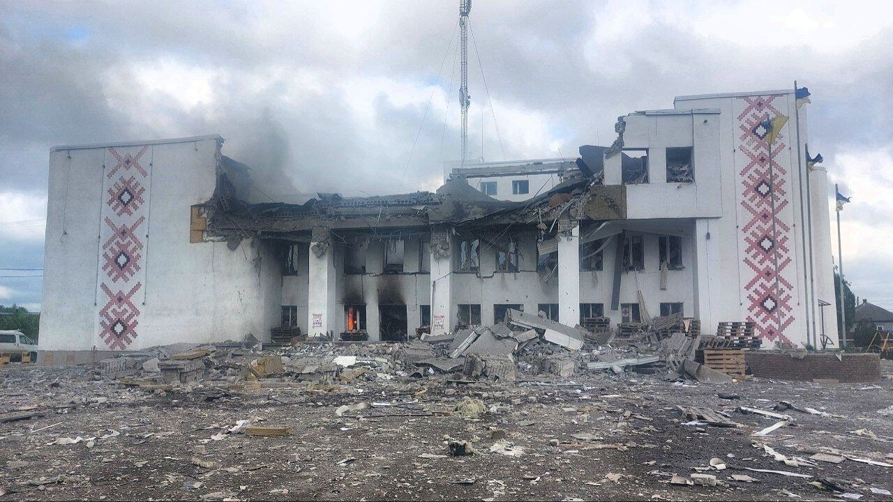 Окупанти зруйнували український гуманітарний штаб.