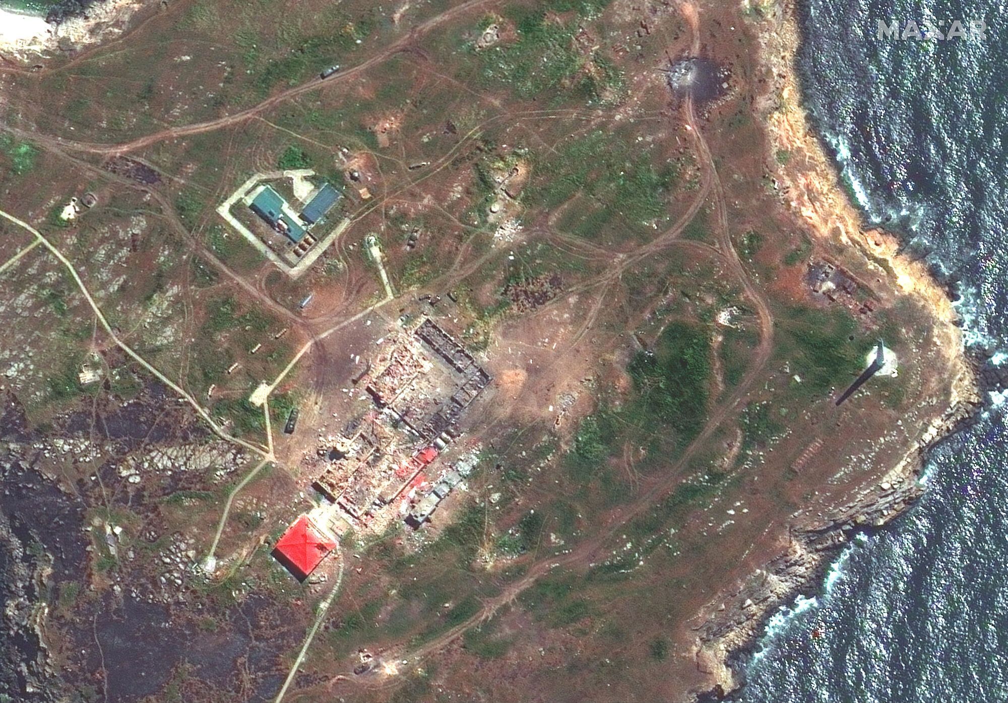 Спутниковый снимок показывает поврежденный российский вертолет на острове Змеиный