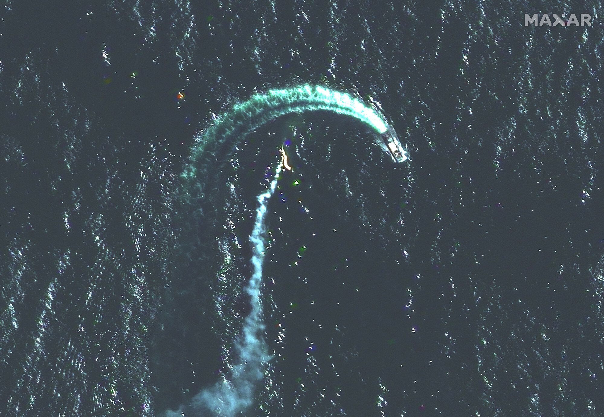 Приближенный вид десантного корабля класса "Серна" и возможный инверсионный след ракеты