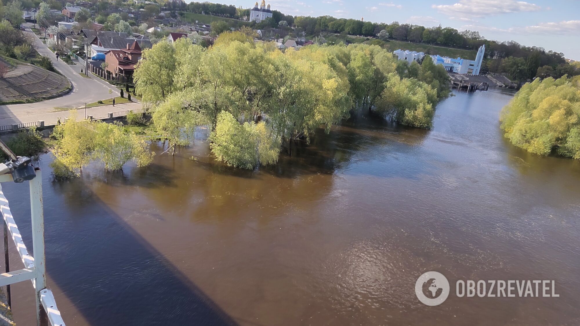 Десна. Краєвид із пішохідного мосту Чернігова