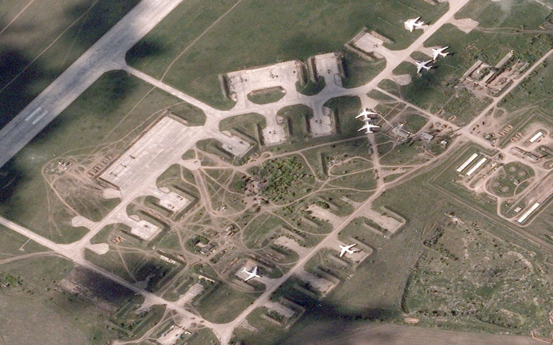Спутниковый снимок от 12 мая: видны минимум 7 самолетов