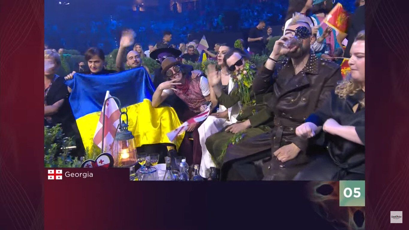 Учасники Євробачення-2022 від Грузії розгорнули великий прапор України.