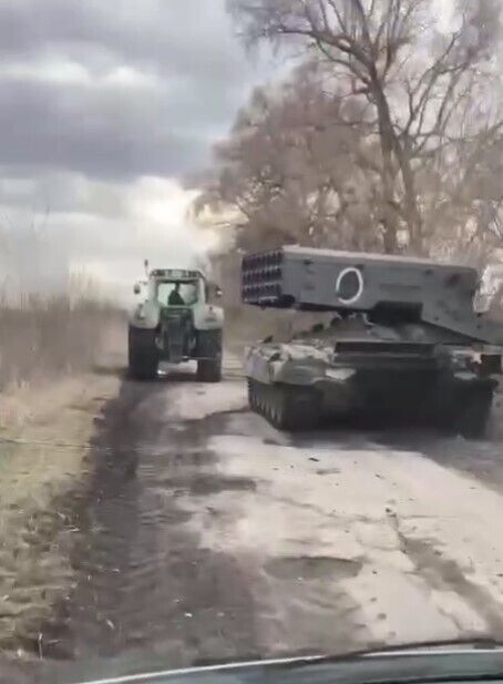 Украинские трактористы украли технику оккупантов