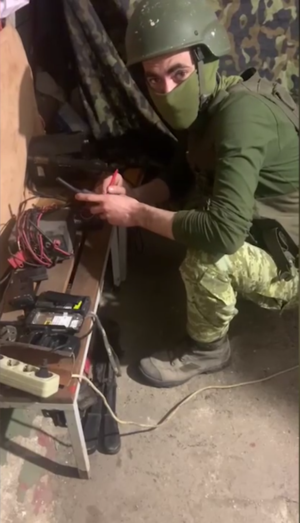Українські воїни налаштовують зв'язок на "Азовсталі"
