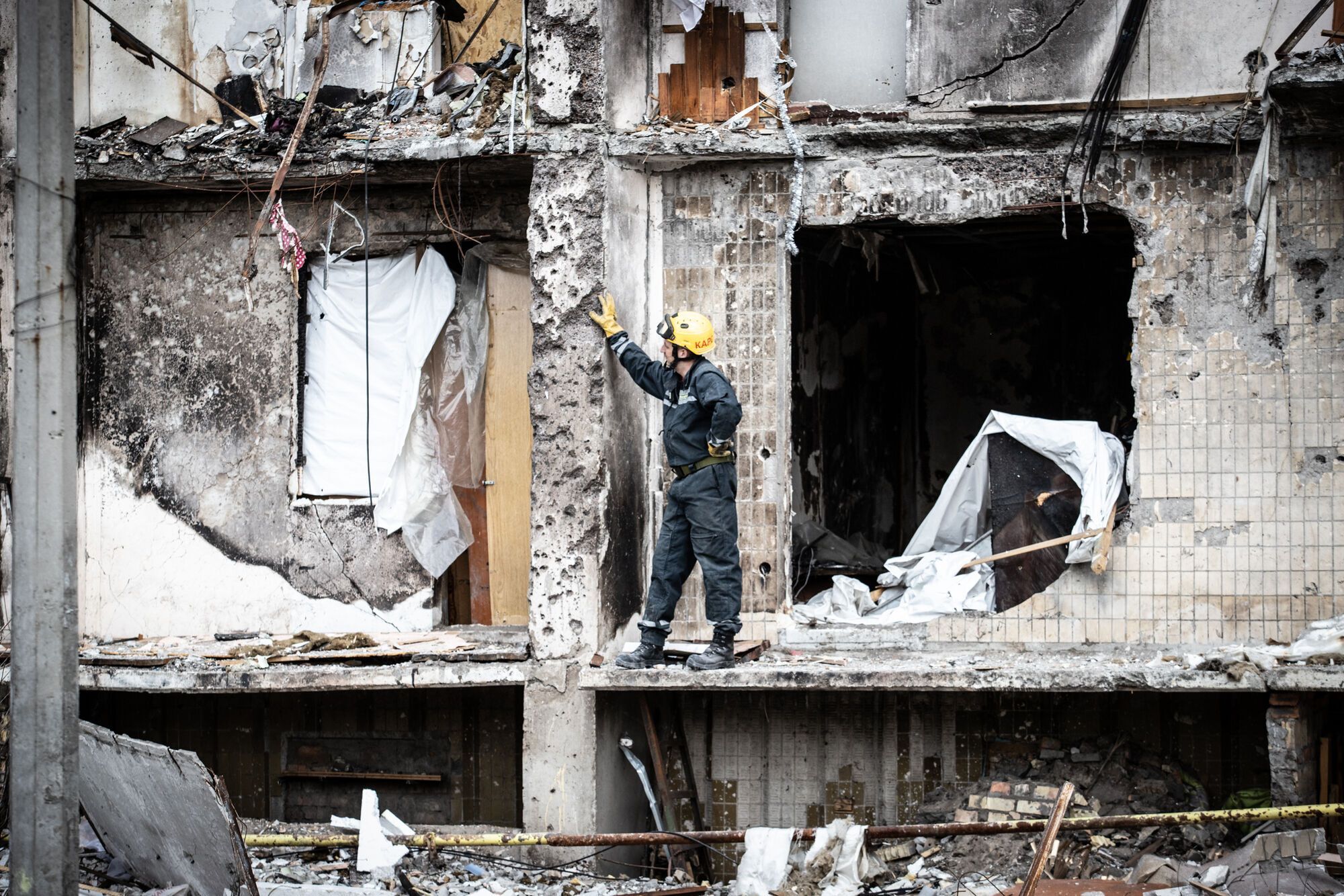 Рятувальники забирають пошкоджені конструкції балконів.