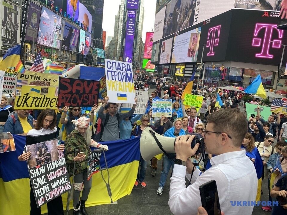 Акция в поддержку защитников Мариуполя в Нью-Йорке