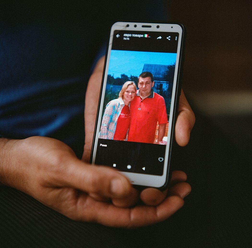 Елена Стрелец показывает фото своей сестры Юлии и ее мужа Сергея на смартфоне