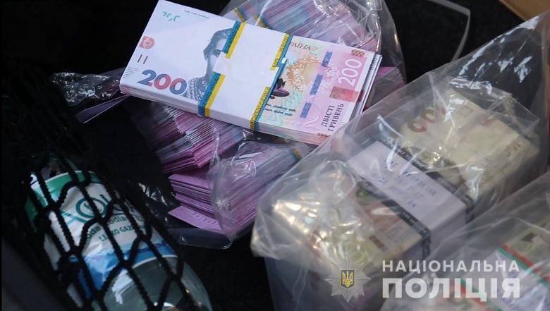 Мошенники продали сувенирные деньги на 1,2 млн гривен.