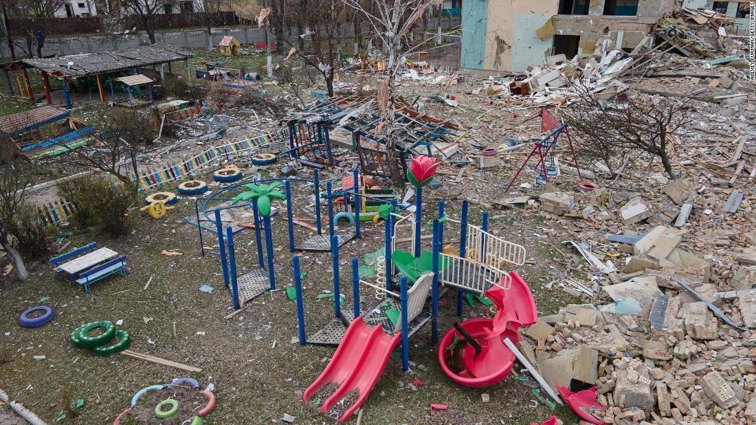 Пошкоджений окупантами дитячий майданчик біля будівлі дитсадка "Барвінок" у Макарові, 19 квітня 2022 року