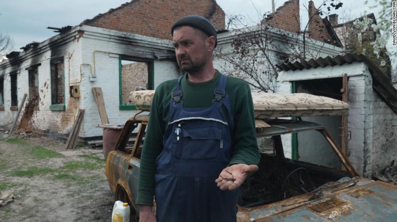 Вадим Божко держит в руках дротики, которые нашел возле своего дома в Андреевке