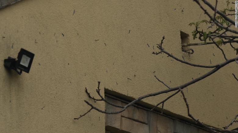Російські флешети, що застрягли у стіні іншого житлового будинку в Ірпені