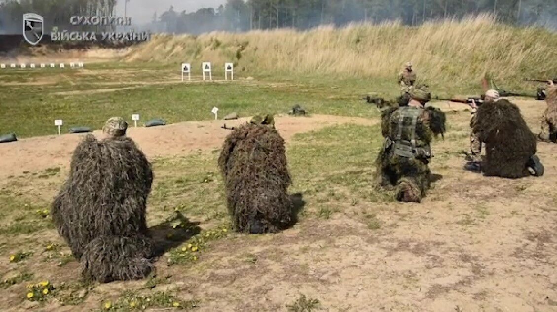 Защитники отрабатывают стрельбу.