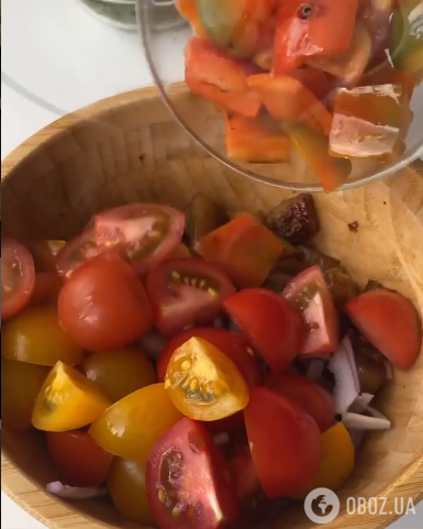 Добавление нарезанных овощей в салат