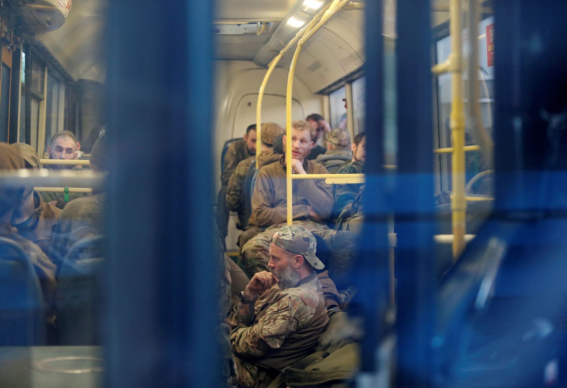 Бойцы внутри автобусов.