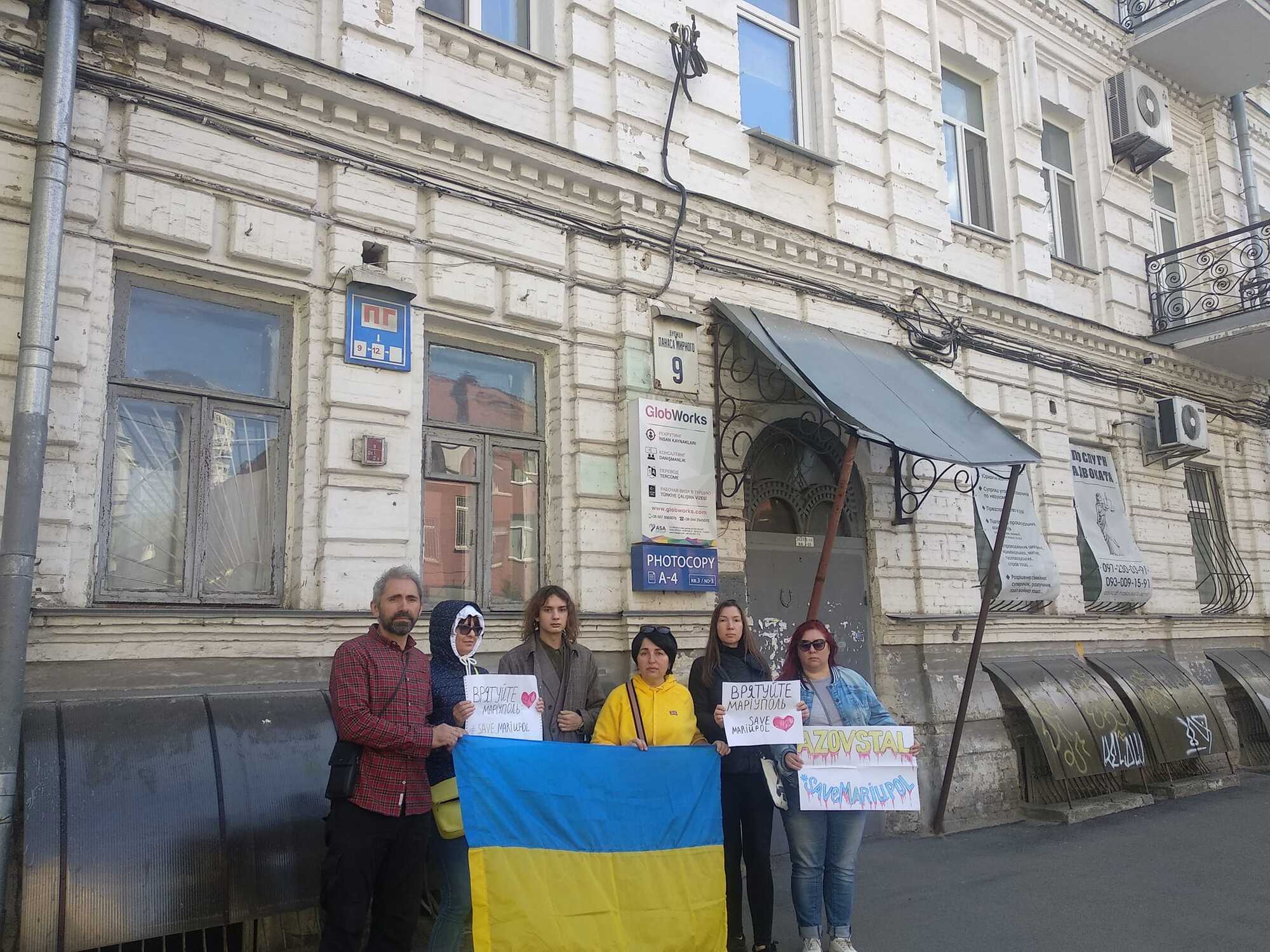 Рідні постійно виступають на захист захисників Маріуполя