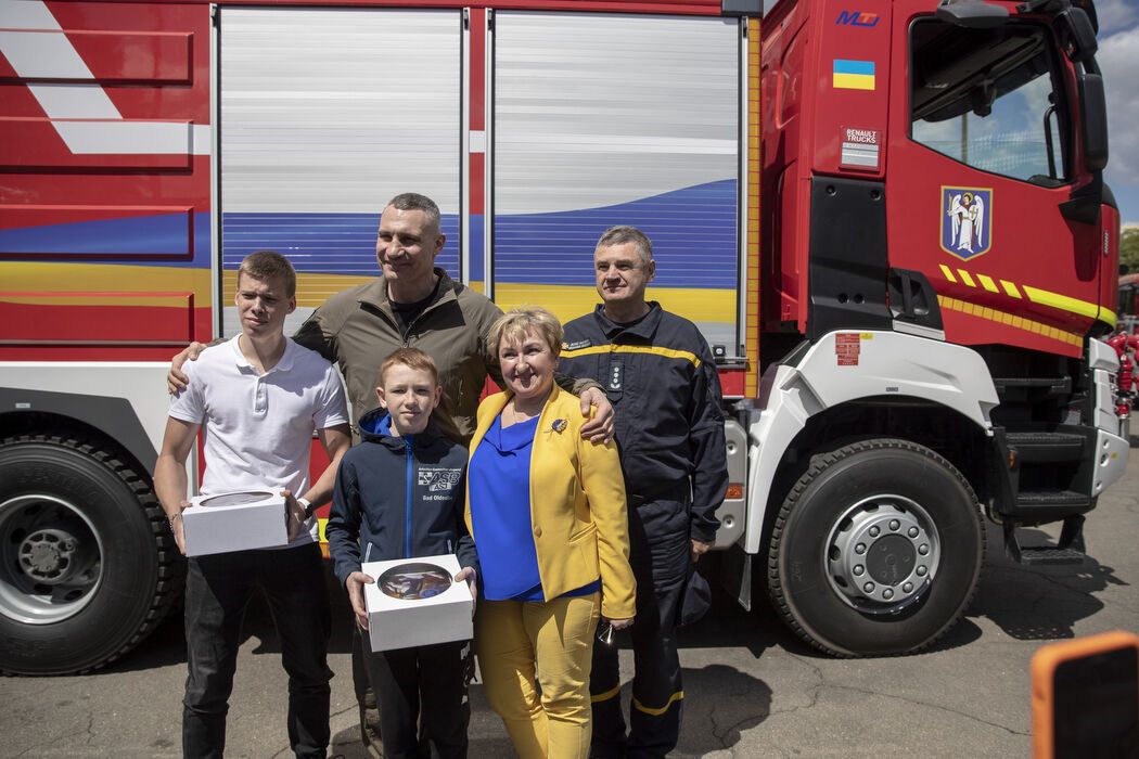 Мэр Киева наградил двух школьников за проявленный героизм.