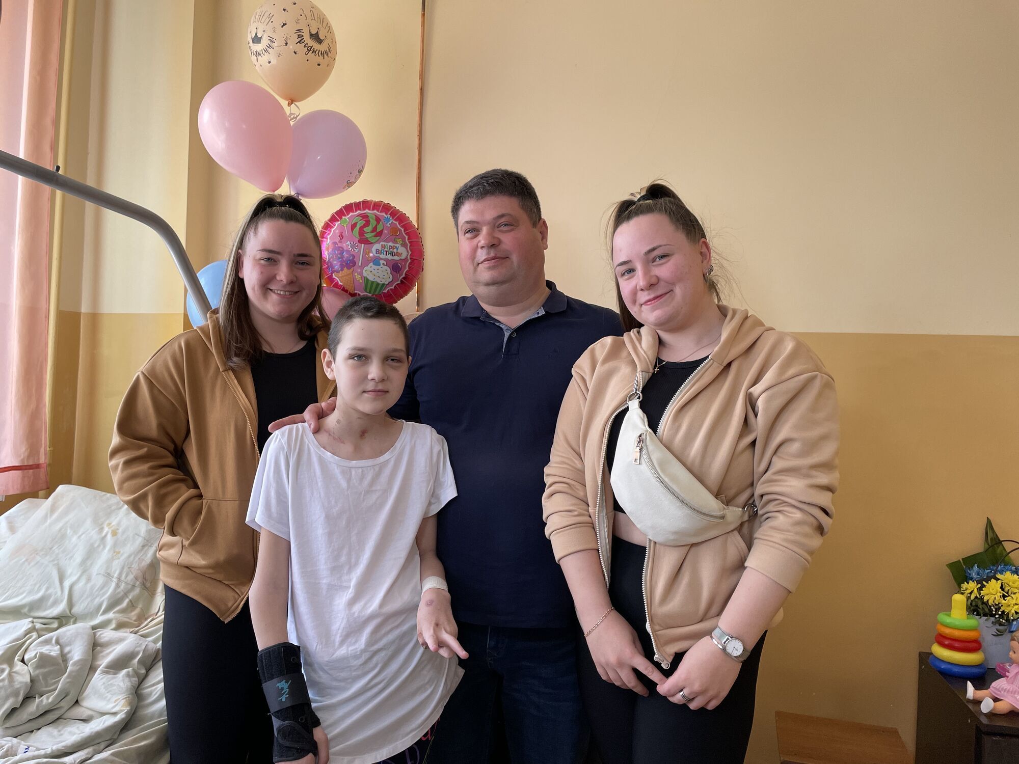 Вероніку знайшов дядько, разом із доньками він навідує племінницю у Львові