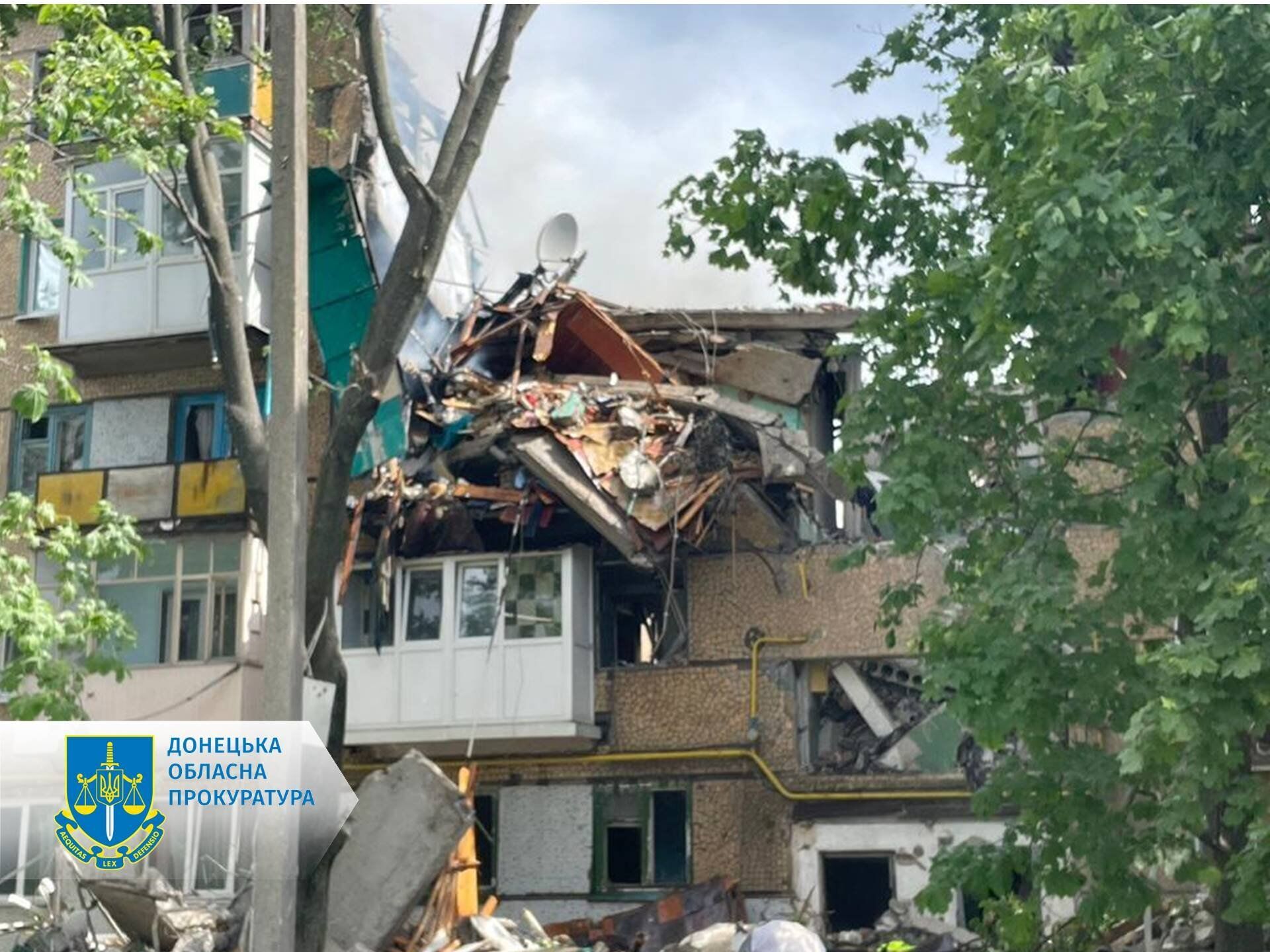 Росія вдарила по житловому будинку.