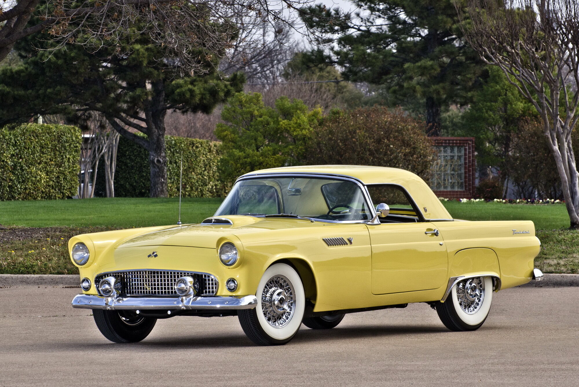 Перше покоління Ford Thunderbird дебютувало у 1954 році