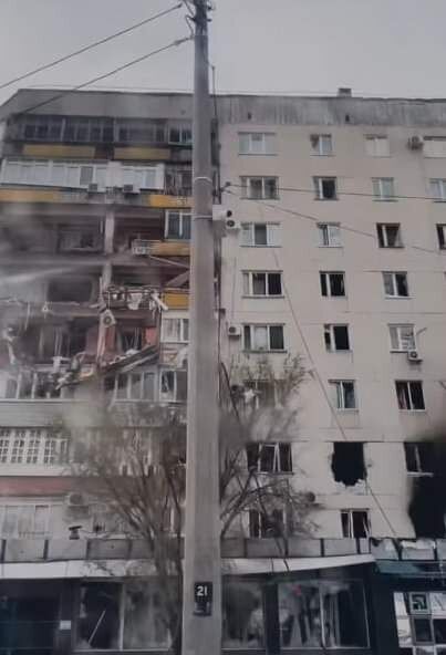 Последствия ударов войск РФ по многоэтажке на Луганщине