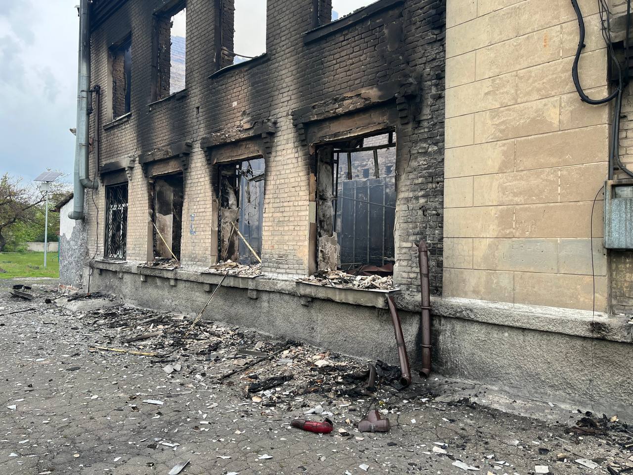 Авдеевскую школу №1 оккупанты обстреляли фосфорными снарядами