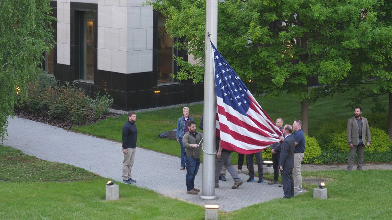 На території посольства у Києві підняли прапор США.