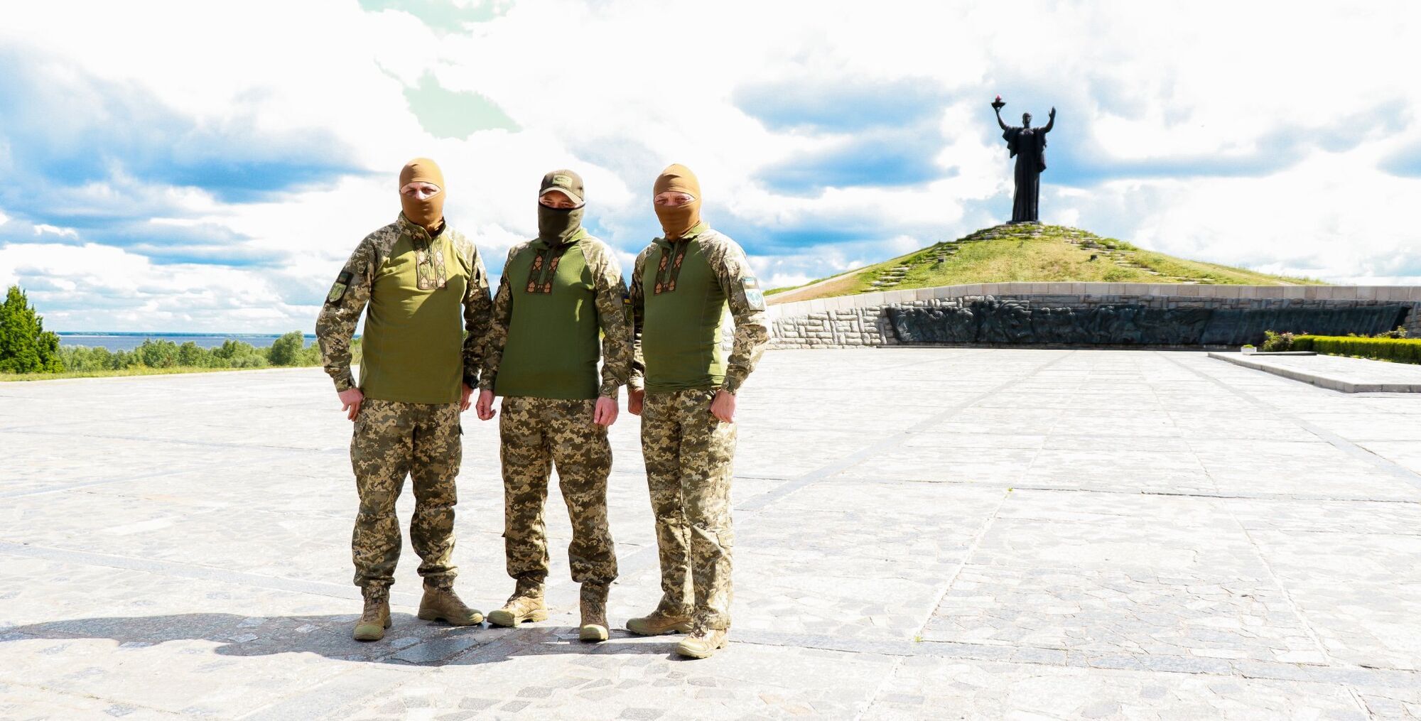 В Украине создали первую в мире боевую вышиванку: в ней закодирована победа. Фото
