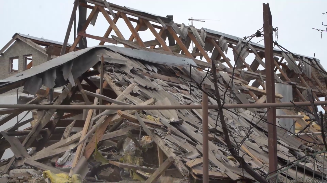 Разрушенная крыша одного из домов