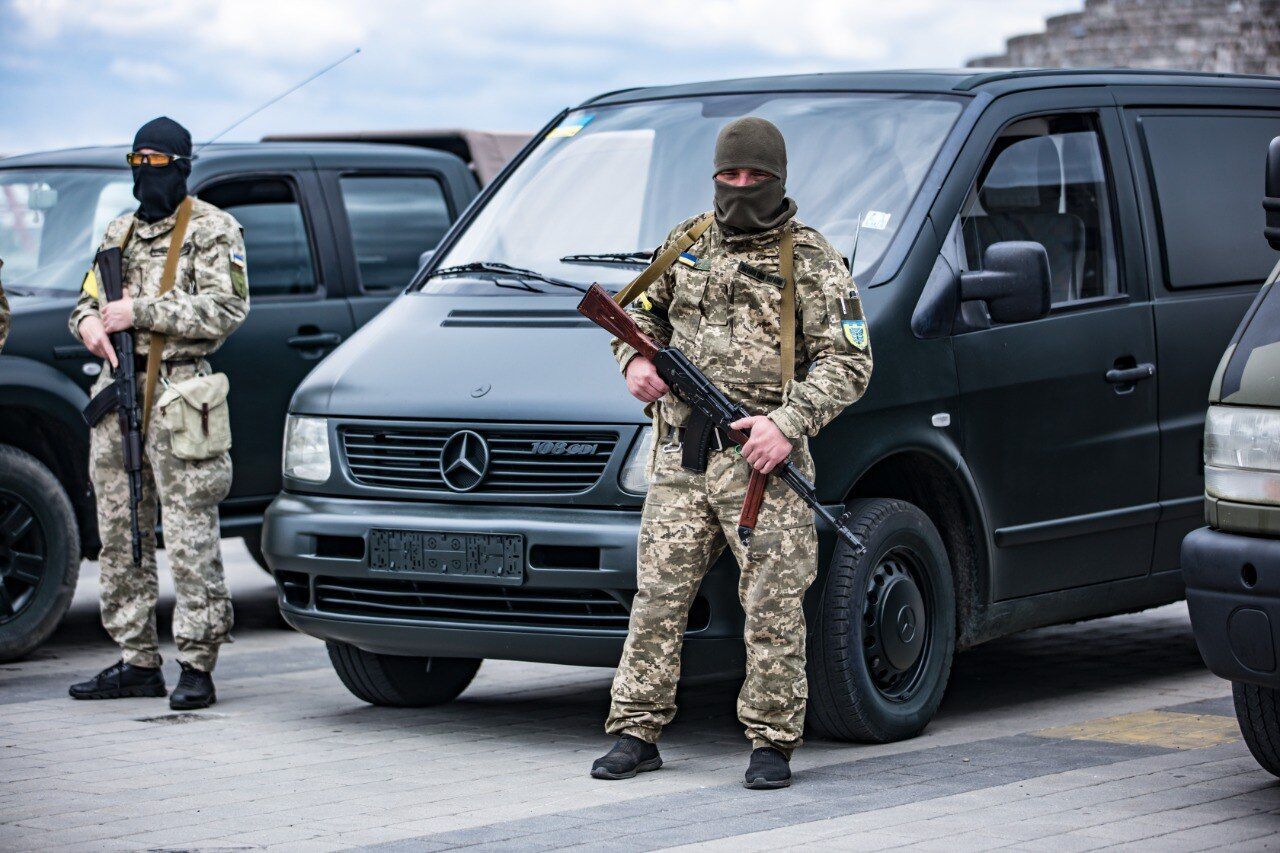 Місткі та витривалі: теробороні Дніпра передали 14 універсальних авто