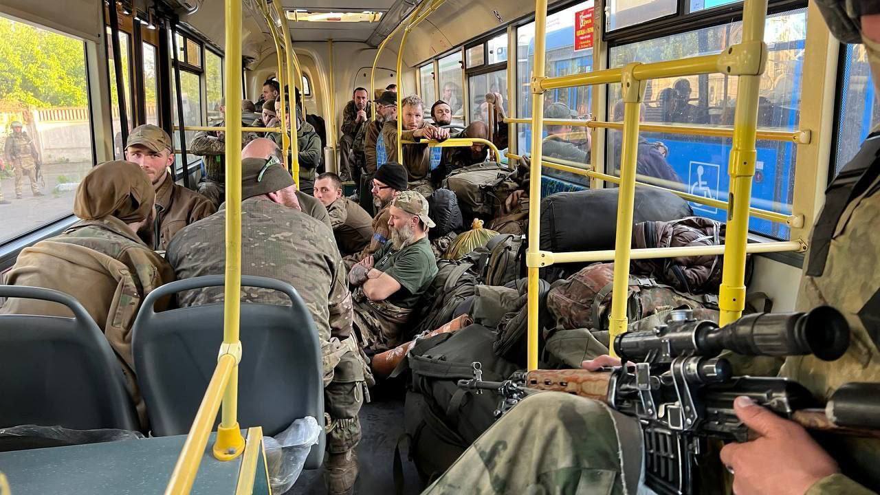 Украинские воины во время эвакуации.