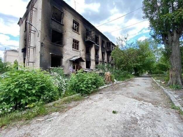 Жилой дом после пожара, вызванного попаданием снаряда