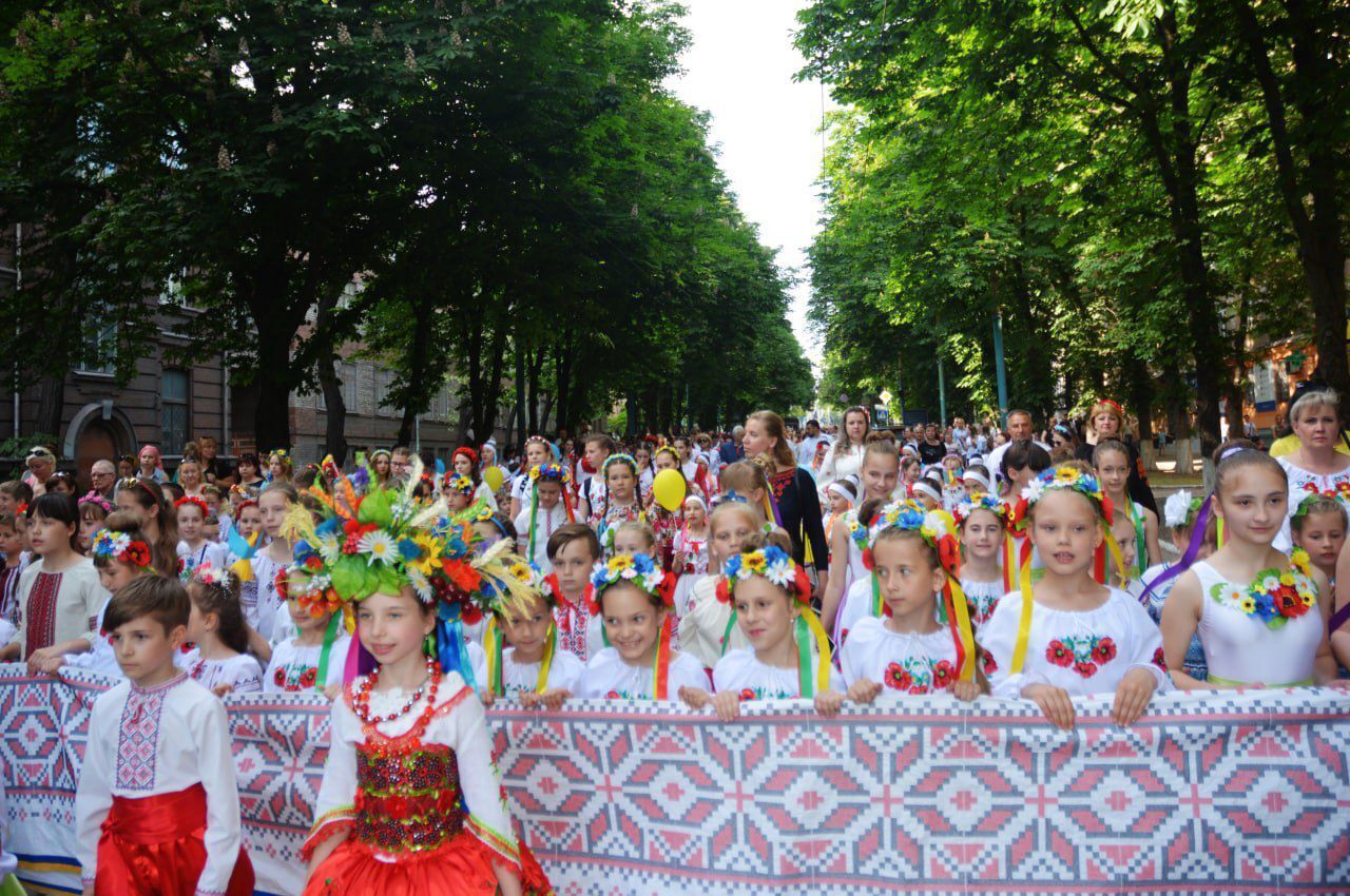 На вулицях зібралося дуже багато людей