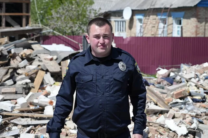 Иван Симороз на руинах своего дома