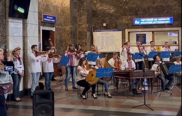 Оркестр грав у холі вокзалу.